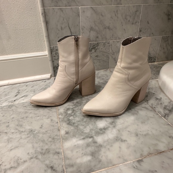 LIKE NEW STEVE MADDEN cate boot in bone - Picture 4 of 6